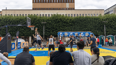Publik tittar på basket på Stora torget.